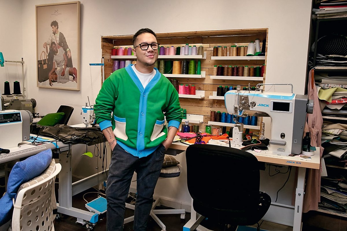 Daniel Chong: las mochilas de colores que se hacen en Lavapiés y se exportan a todo el mundo