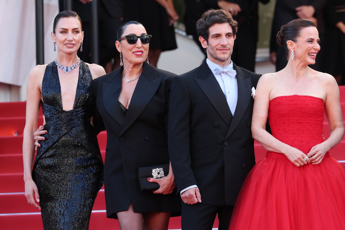 ‘Glamour’ Con Acento Español: Almodóvar Y Su Equipo Presentan ‘Amarga Navidad’ En Cannes