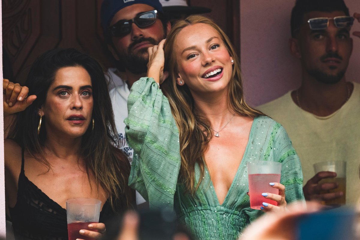 Ester Expósito viste verde esperanza para perrear en el concierto de Bad Bunny