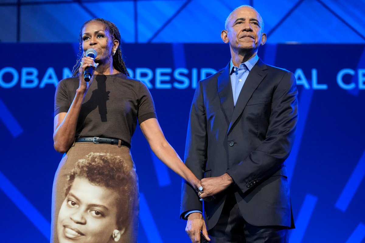 Una Falda Con Su Cara Impresa: El Emotivo Homenaje De Michelle Obama A Su Madre Fallecida