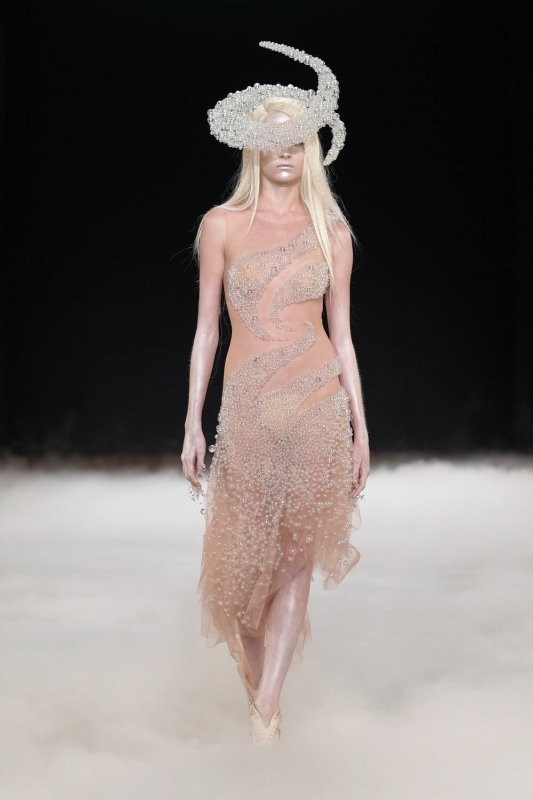 El viaje onírico de Iris Van Herpen
