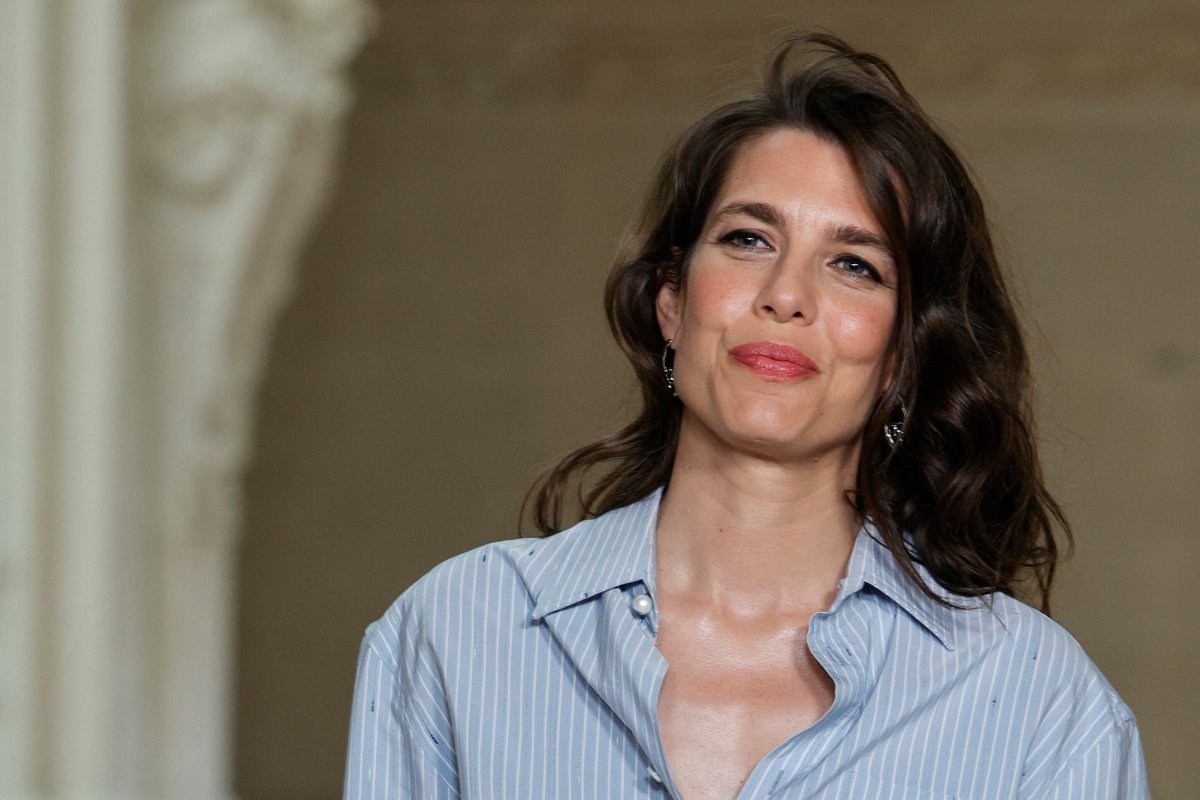 Reportan Que Camisa Y Vaqueros: Carlota Casiraghi Arrasa En La Alta Costura Con Un Sencillo ‘Look’ De Oficina