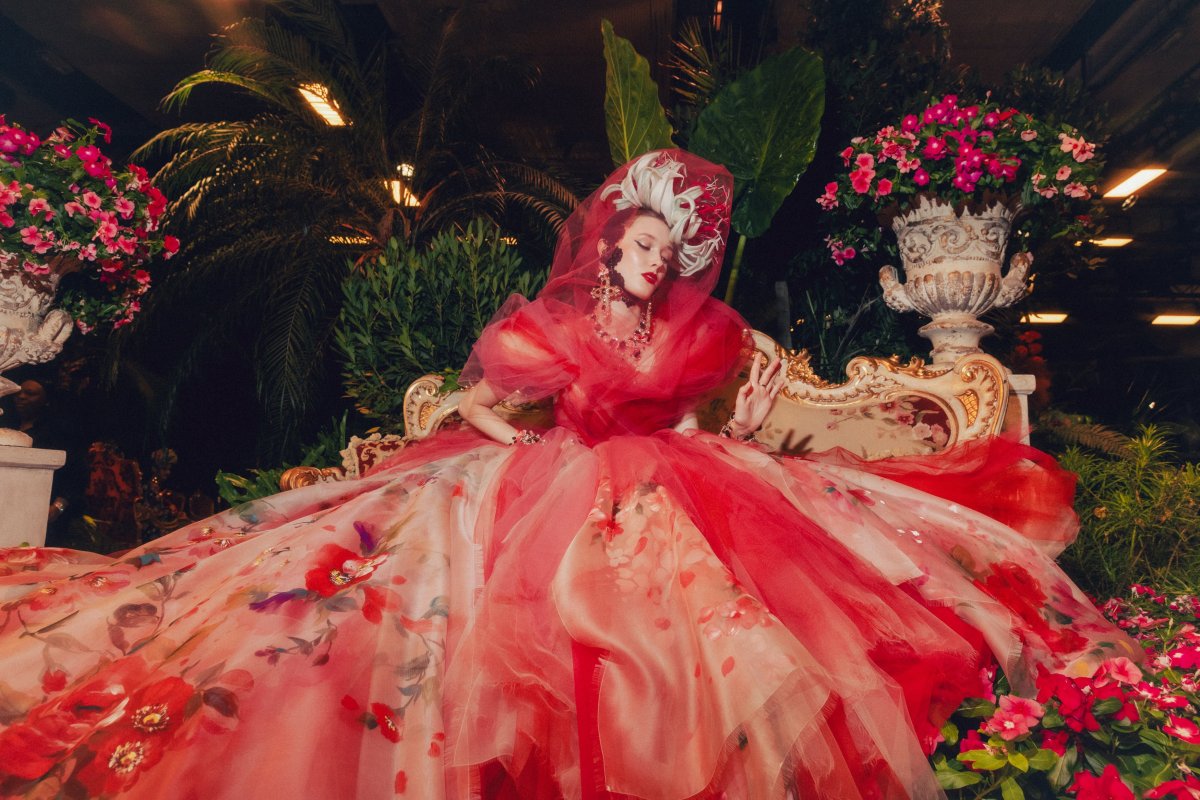 Dolce & Gabanna vuelve a sus orígenes y recrea bajo el Etna una monumental fantasía de costura