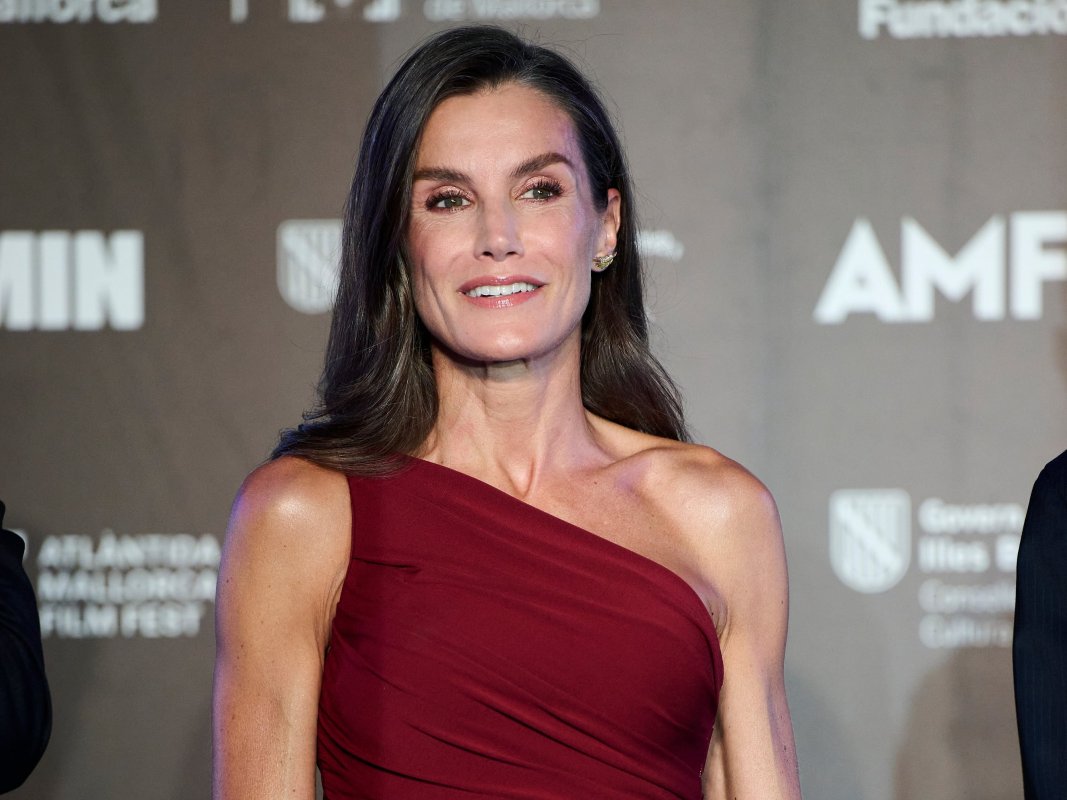 Se Confirma: Rojo, Asimétrico Y Ajustado: El ‘Look’ De Carolina Herrera De Letizia En Mallorca
