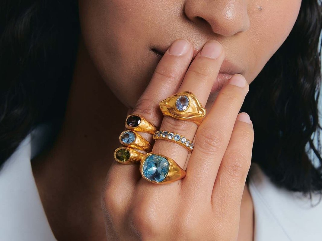 Anillos para los pies, collares XL y otras piezas maximalistas que reinventan el joyero