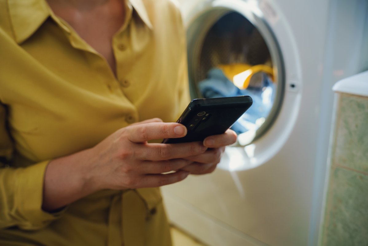 “En realidad, estoy poniendo la lavadora”: cuando el ‘sexting’ se convierte en la nueva manera de fingir y complacer
