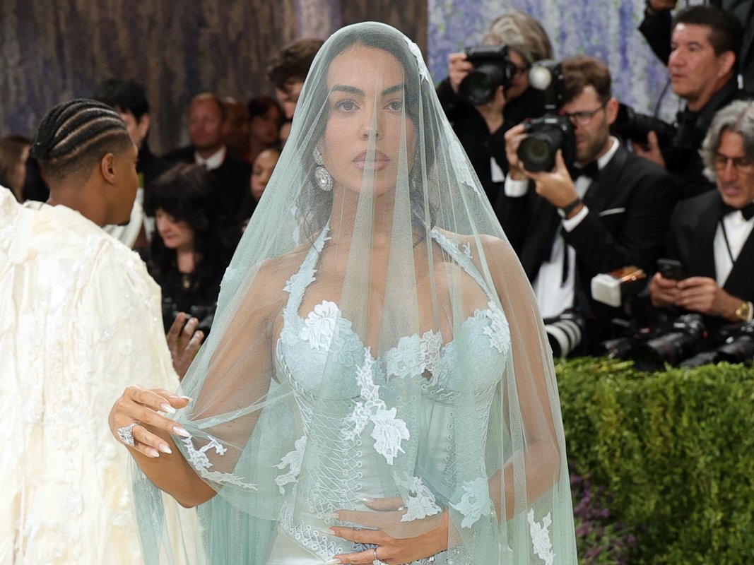 Actualidad: Se Confirma: Por Qué Georgina Y Cristiano Fueron De Gucci En Su Boda: El Diseñador Demna Gvasalia Dice Que Fue Un Sueño Vestirles