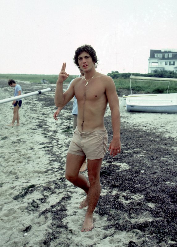 Actualidad: Postales De Verano: Cuando John Kennedy Jr. Se Echaba Al Mar