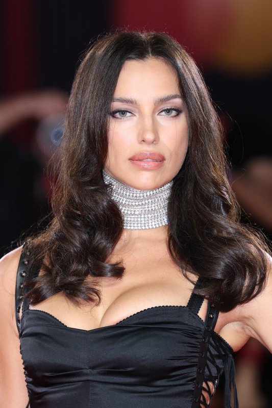 El corsé de Irina Shayk contra el vestido de princesa de Alicia Vikander: Venecia sorprende de nuevo