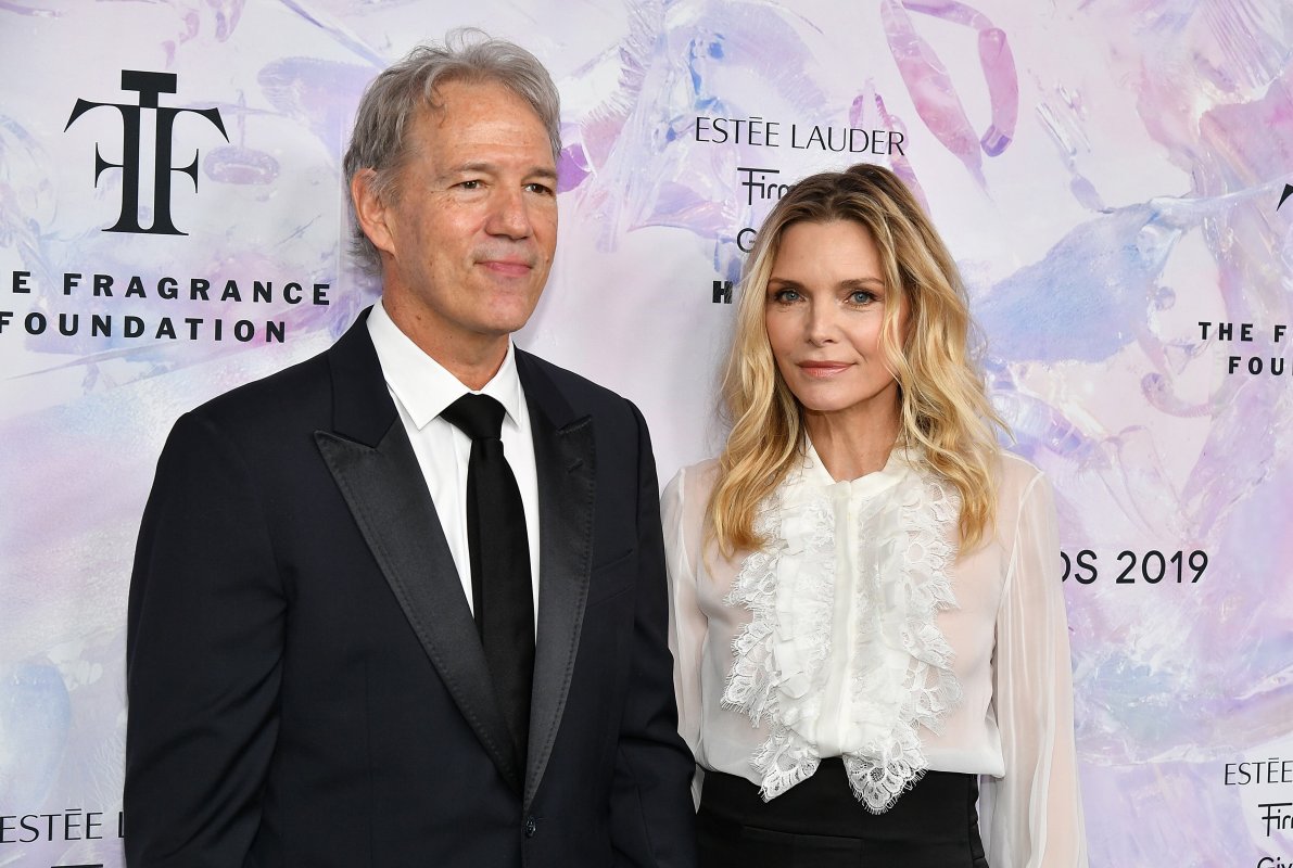 Michelle Pfeiffer y David E. Kelley, la pareja que nunca quiso mezclar amor y  trabajo rompe su regla 30 años después