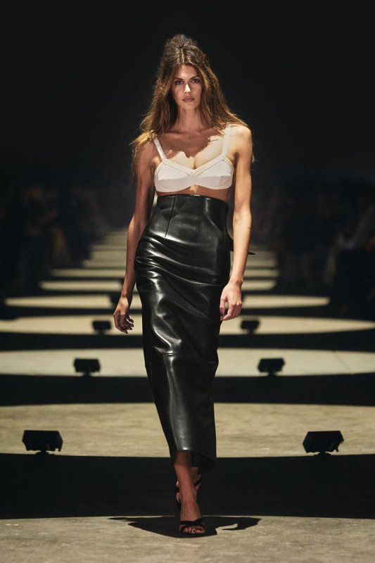 Khaite Celebra 10 Años De Moda Con Una Colección Versátil E Impecable