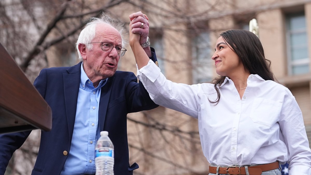 Sanders, Ocasio-Cortez y casi 30 congresistas reclaman a Trump que no interfiera en las elecciones de Brasil