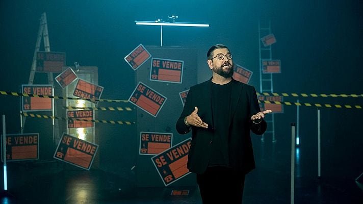 Manu Sánchez adapta la sintonía de ‘Aquí no hay quien viva’ para denunciar el desahucio de Maricarmen: “A las vecinas se las echa y expulsa”