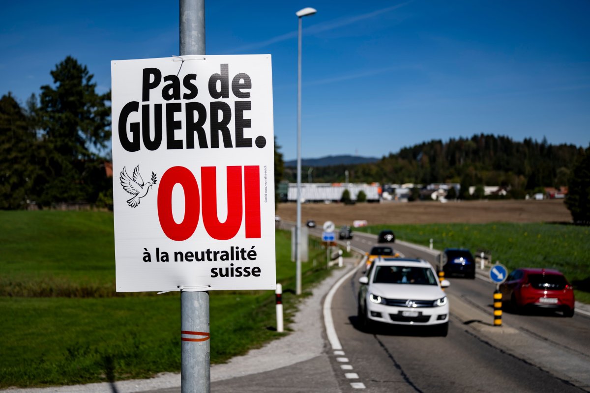 Suiza rechaza en referéndum una propuesta populista para restringir su neutralidad, según las proyecciones