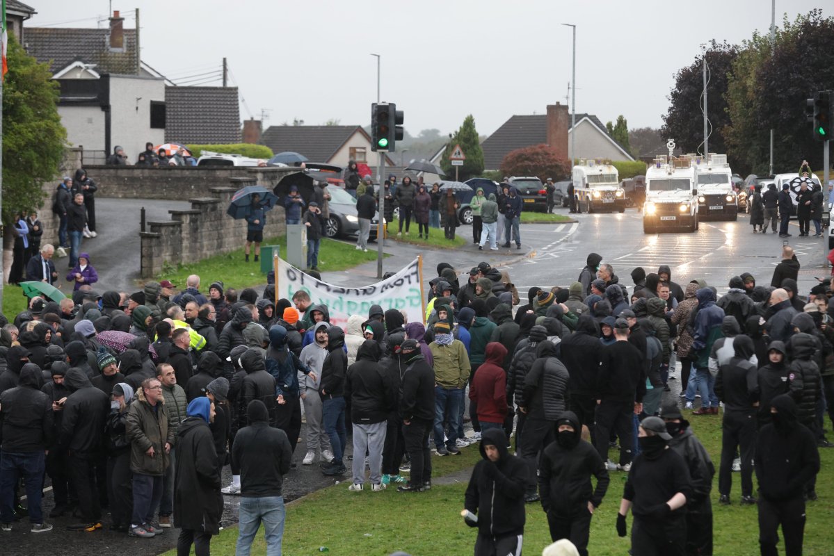 La autorización de una marcha protestante por un barrio católico vuelve a prender la mecha en Irlanda del Norte