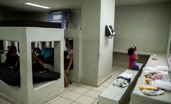 La política de Estados Unidos de enviar migrantes a terceros países los expone a tortura y graves abusos, advierten expertos