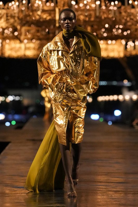 Anthony Vaccarello se da un baño de oro en el que podría ser su último desfile en Saint Laurent