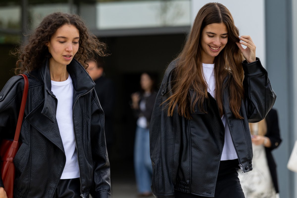 Cinco camisetas blancas casi idénticas: ¿por qué nos compramos siempre la misma ropa?