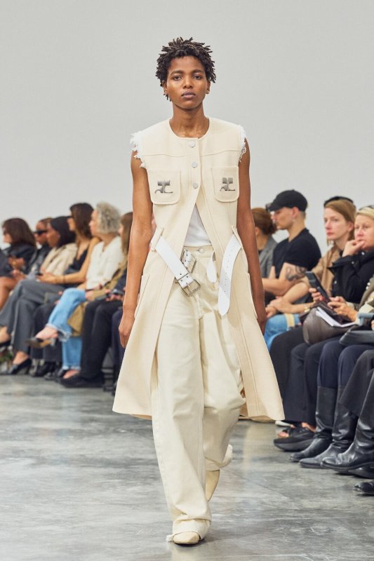 Drew Henry emociona con su debut al frente de Courrèges
