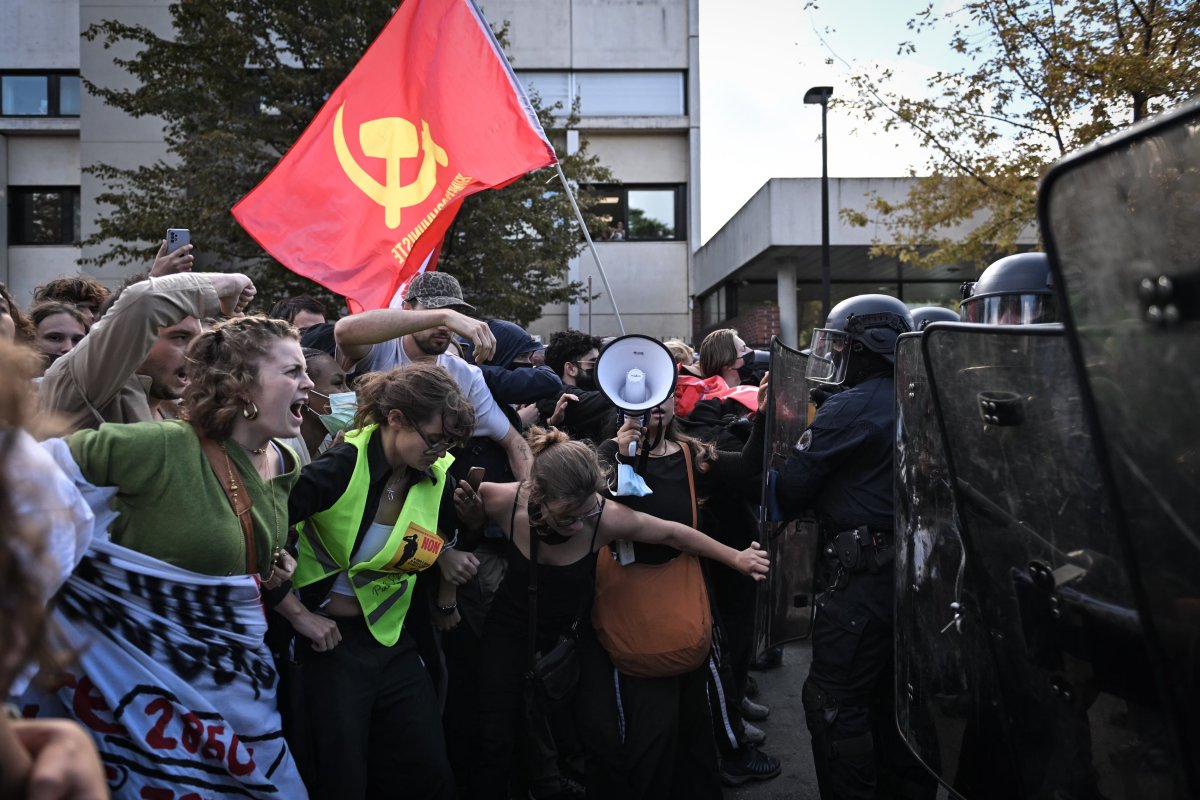 Las protestas estudiantiles se extienden por Francia mientras el Gobierno acusa al partido de Mélenchon de alentar la violencia urbana