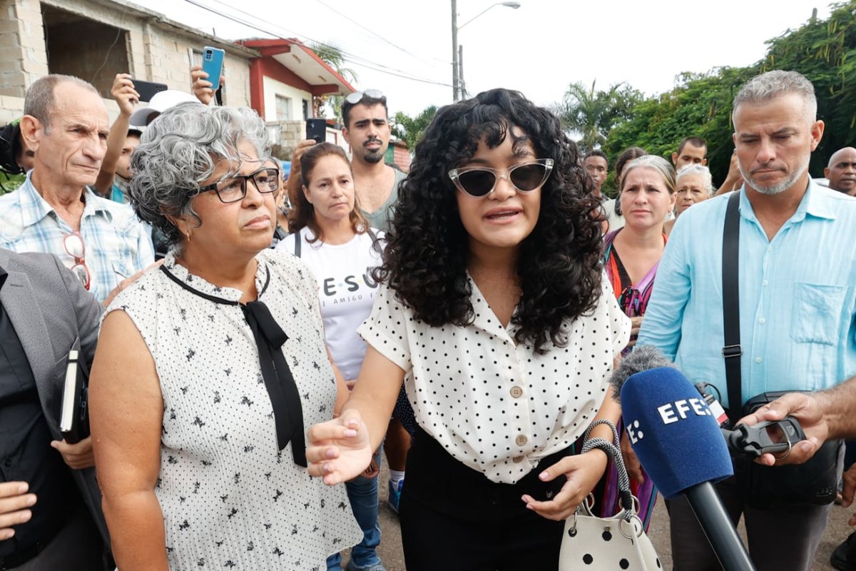 El castrismo condena a dos años de limitación de libertad a una joven influencer: “No es un arma, es un teléfono”