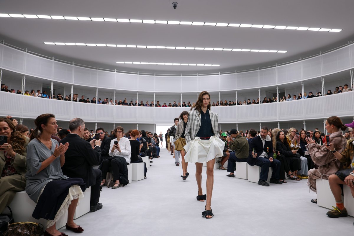 La gran mentira de ‘la moda comercial’: por qué en París vender no significa hacer camisas blancas