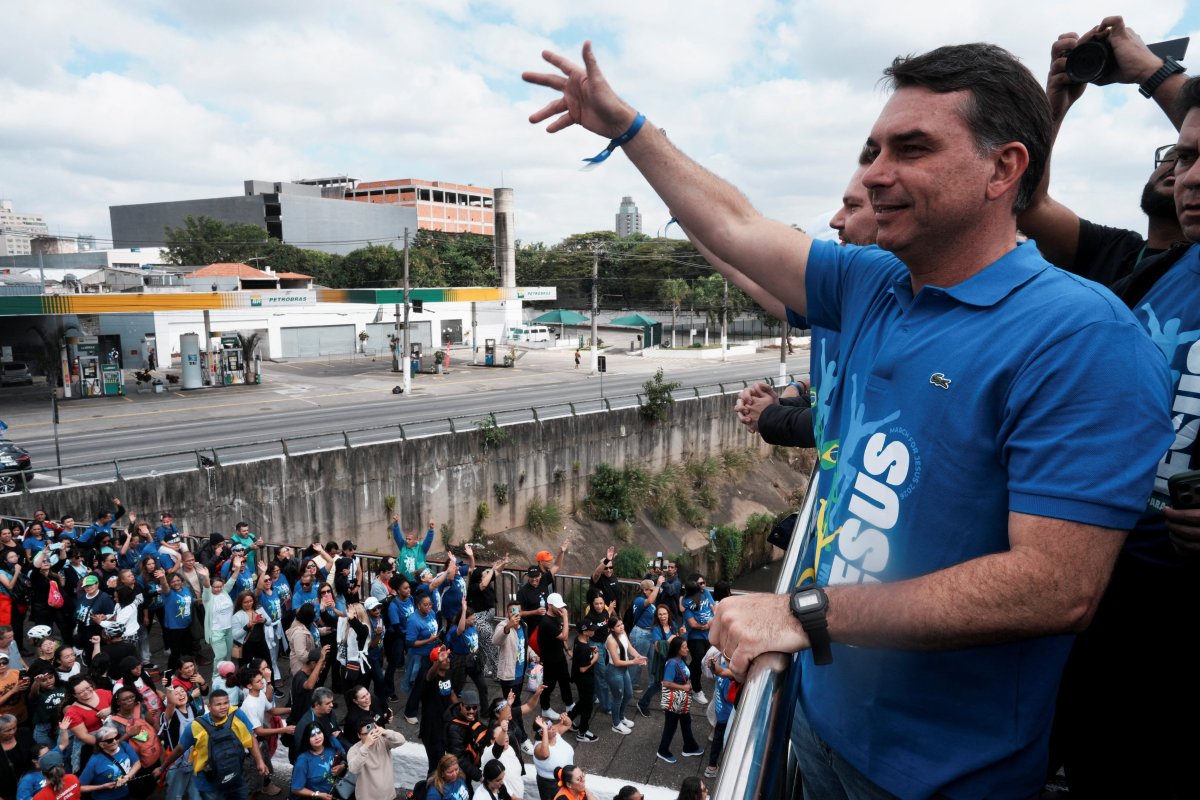 Flávio Bolsonaro pone a prueba la fidelidad del voto evangélico