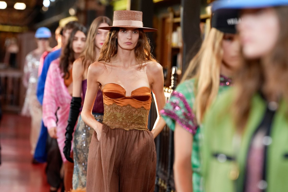 ¿Puede la moda escapar de lo político? La pasarela de París se esfuerza por parecer neutral