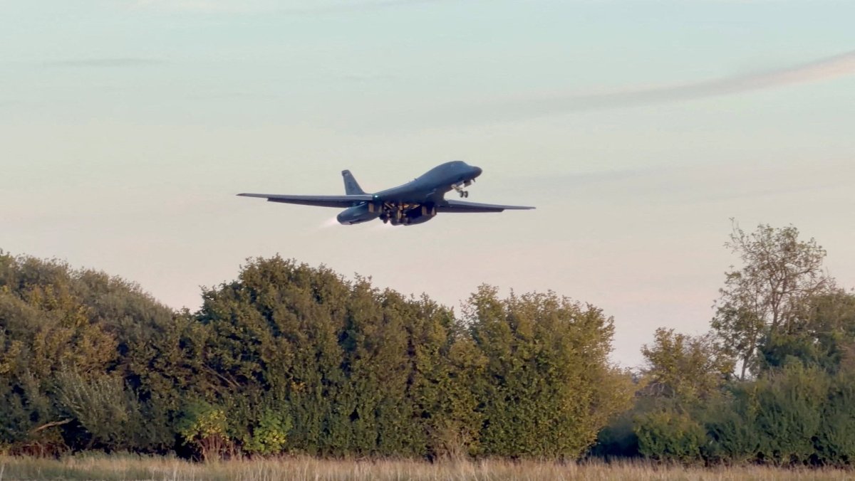 La policía británica detiene a un séptimo sospechoso por el presunto intento de atentado en la base aérea de Fairford