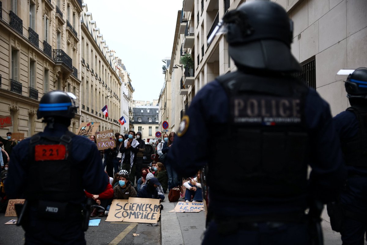 Francia prohíbe a la policía lanzar granadas contra los estudiantes movilizados en la calle