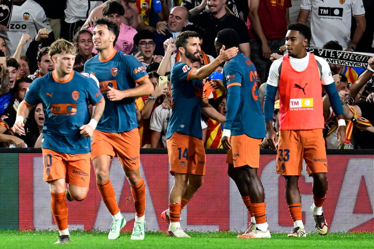 Javier Aguirre le pone un parche al Valencia