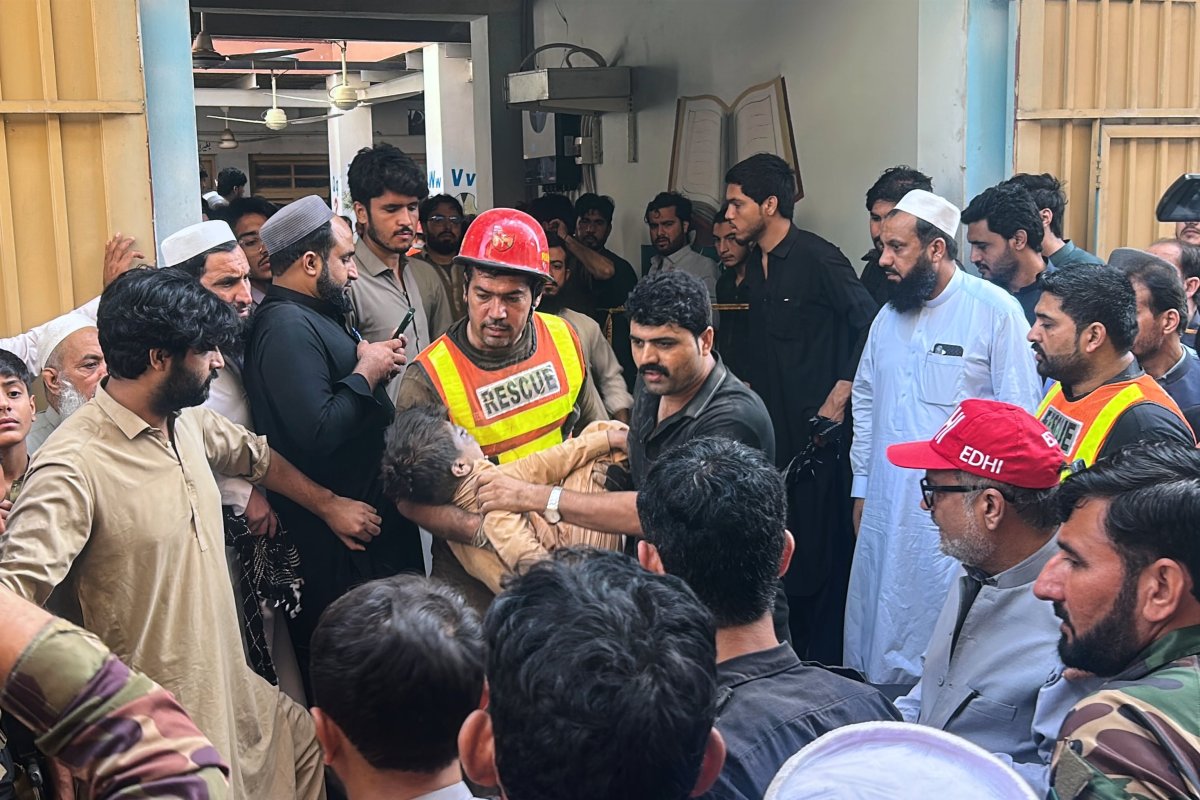 Al menos 27 niños mueren al derrumbarse el techo de una escuela en Pakistán