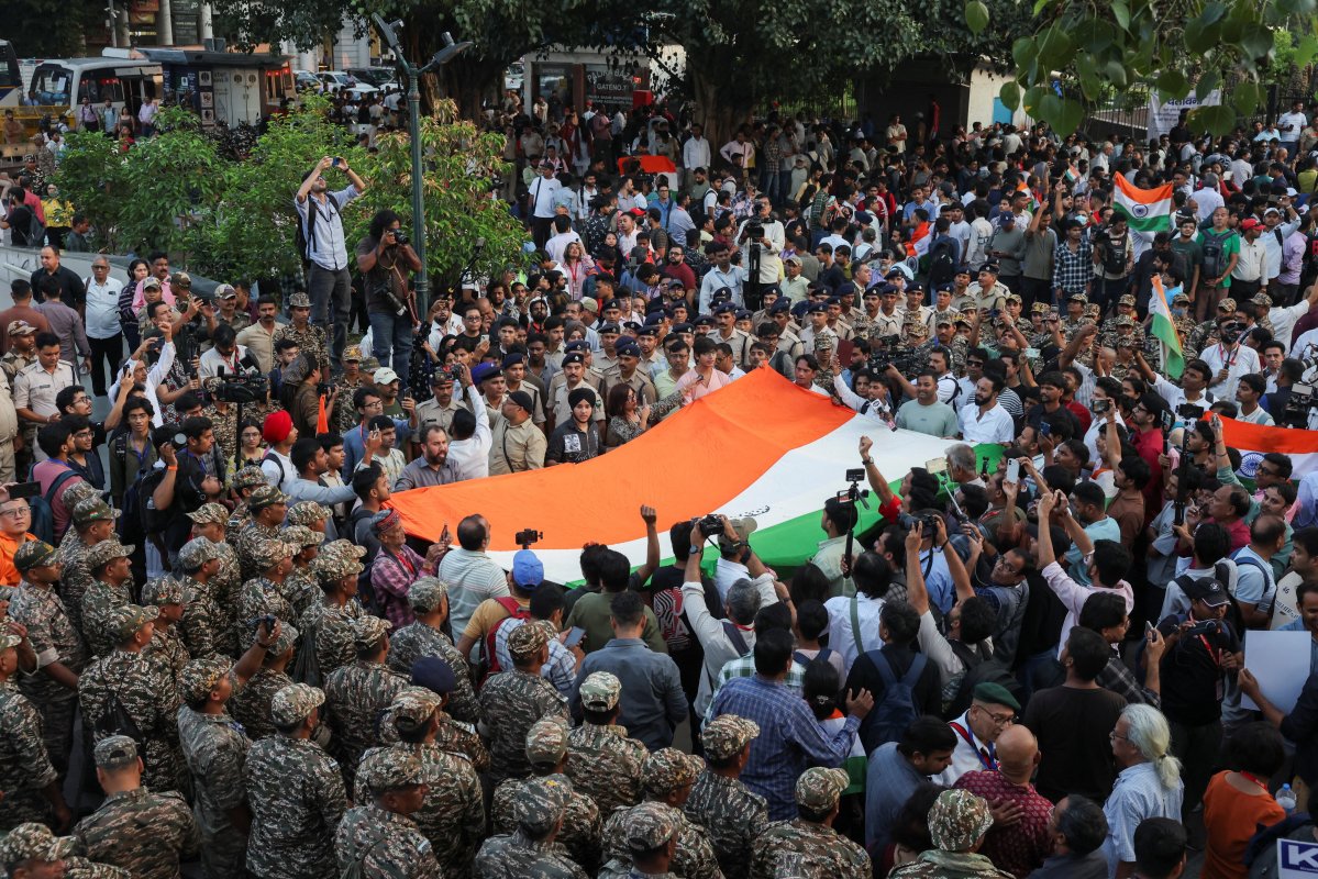 La policía de la India detiene al líder del movimiento de las ‘cucarachas’ cuando se dirigía a una manifestación en Delhi