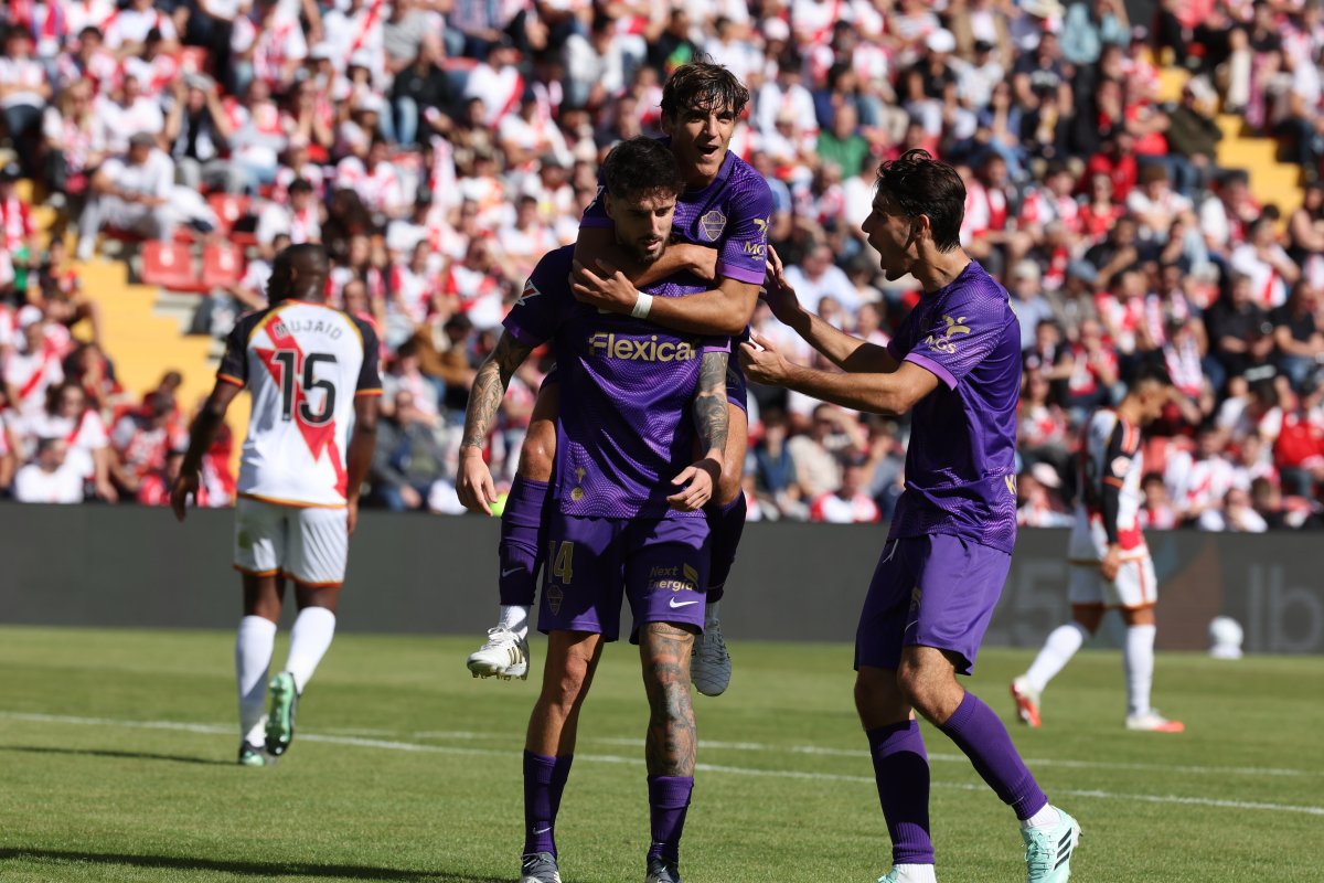 El Elche aprovecha el lío de Vallecas y golea al Rayo