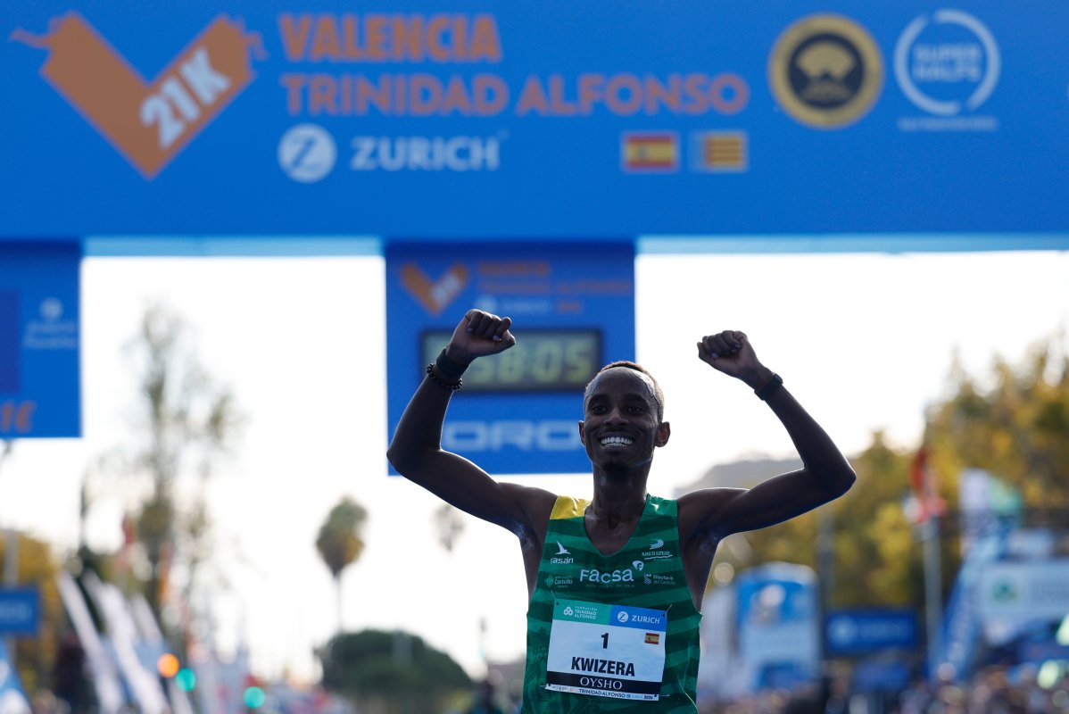 Valencia pone en órbita a Rodrigue Kwizera, que pulveriza el récord de España de medio maratón