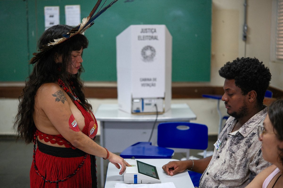 La ampliación del horario electoral en Brasil genera caos y desgasta la credibilidad del sistema electoral