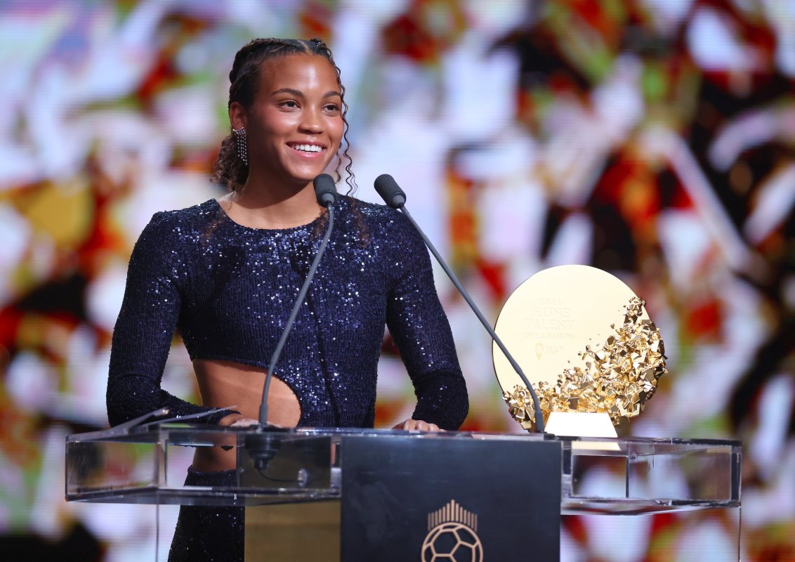 Vicky López, la futbolista más precoz de todas, se lleva su segundo Trofeo Kopa