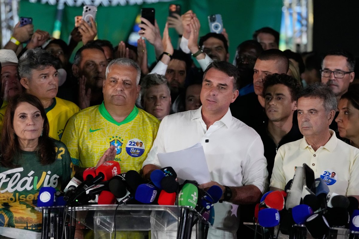 Flávio Bolsonaro huye a Estados Unidos a través de Argentina tras su derrota electoral ante Lula