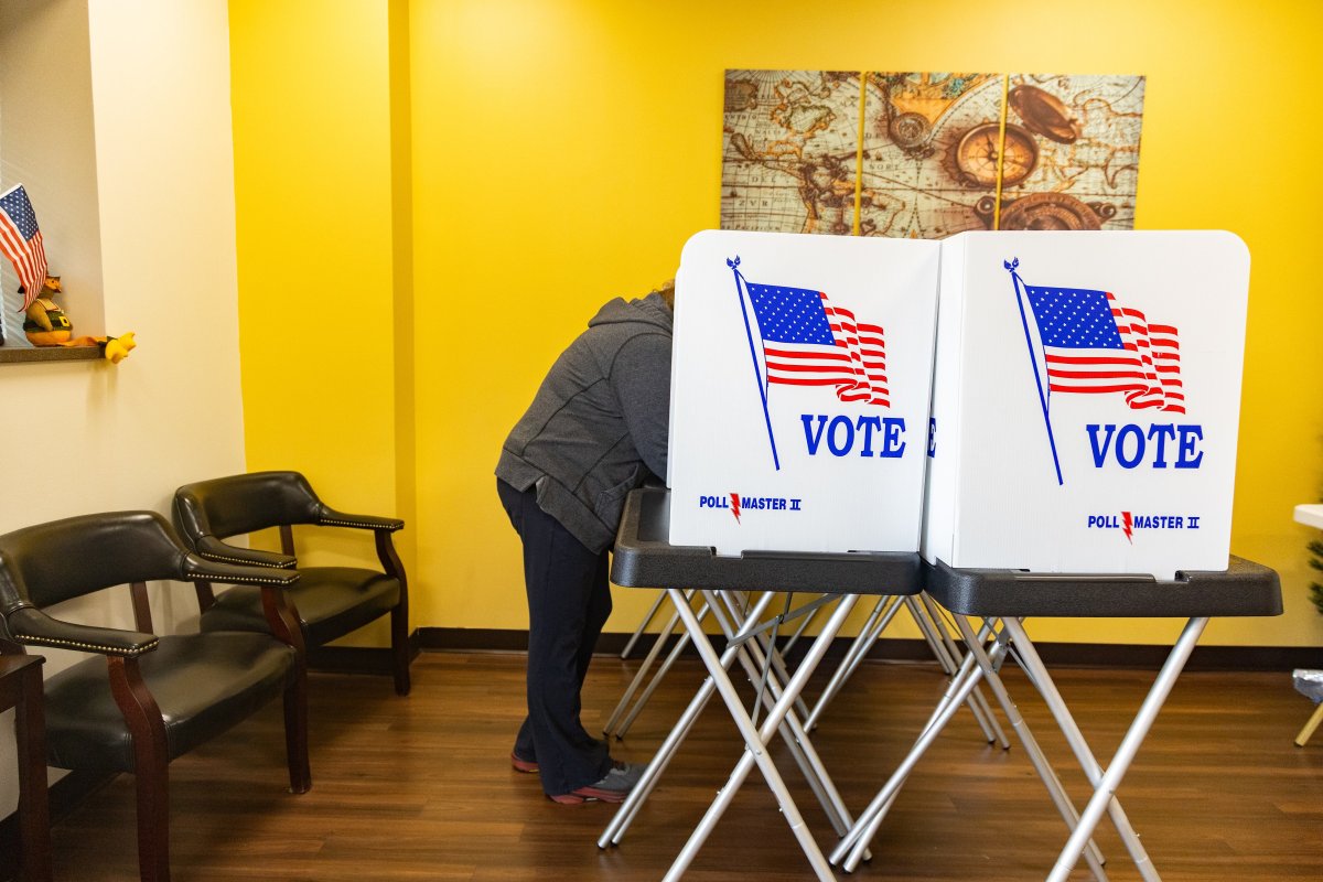 Agentes armados, coacciones de Trump y cárcel: los funcionarios electorales se preparan para la jornada más difícil