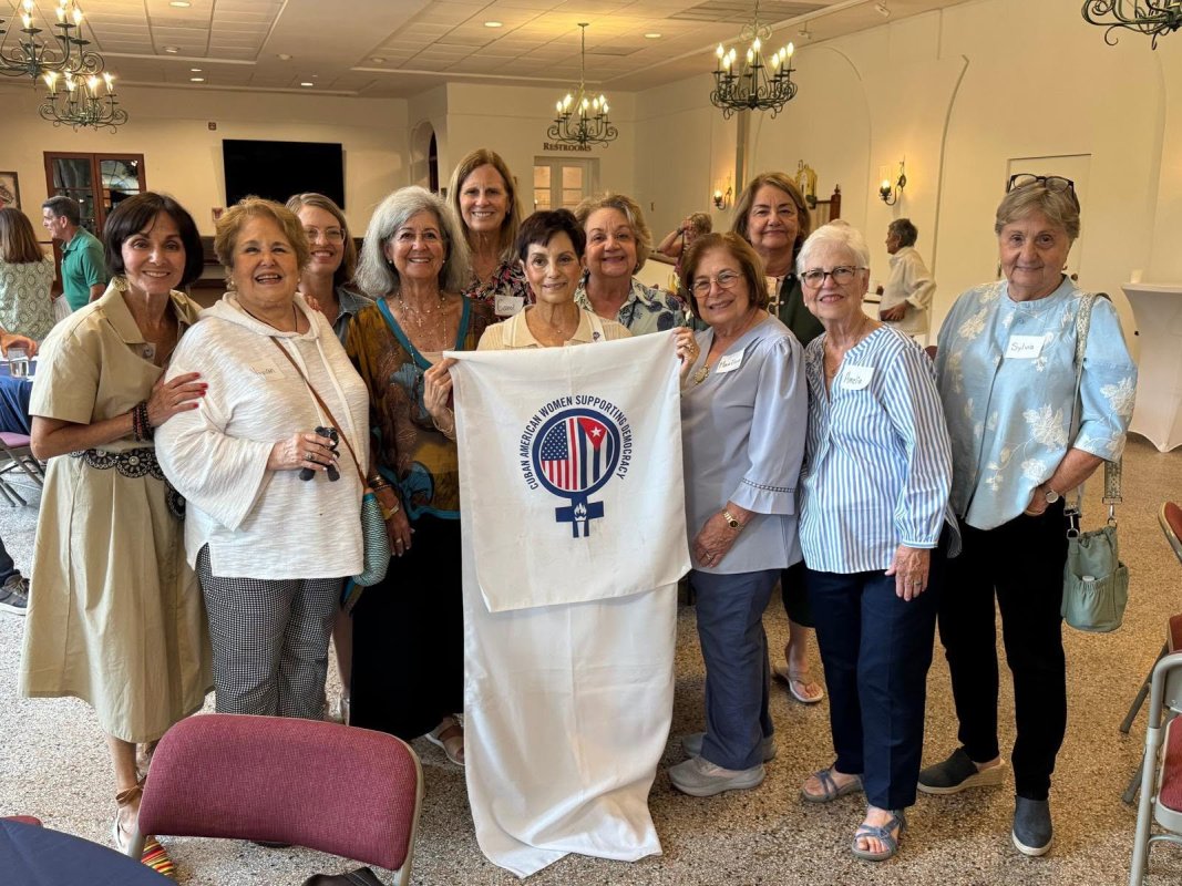 Las 300 mujeres de la tercera edad que rompen el molde de los cubanoamericanos en Miami: “Ni todos somos republicanos, ni todos trumpistas”