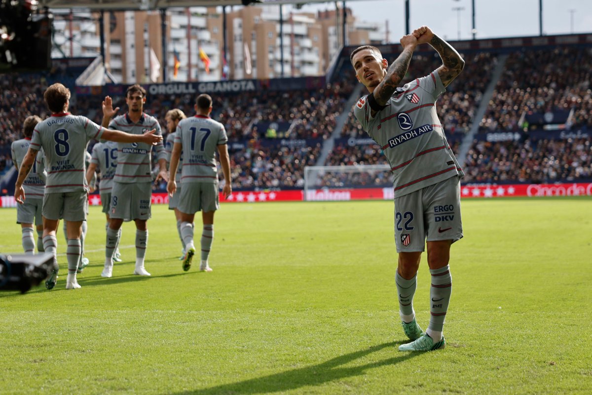 El cañón de Grimaldo, la seda de Baena y la velocidad de Giuliano derrotan al Levante y dan por ahora el liderato a un gran Atlético